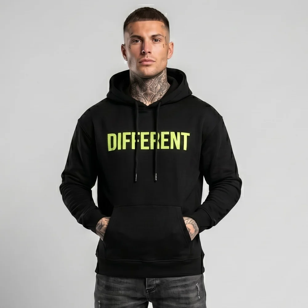 Мъжки черен суичър с качулка и надпис DIFFERENT, Ft7488